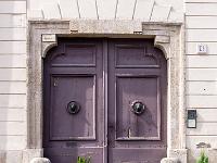 Altes Holztor mit Türklopfer an Haus im Stadtteil Buda - Budapest - Ungarn